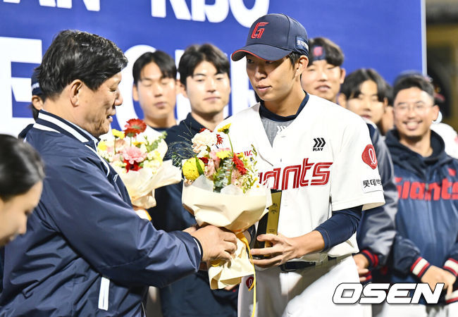 [OSEN=울산, 이석우 기자] 29일 울산 문수야구장에서 2024 울산-KBO Fall League 롯데 자이언츠와 NC 다이노스의 결승 경기가 열렸다. 롯데 자이언츠가 NC 다이노스에 10-2로 승리, 우승을 차지했다. 롯데 자이언츠 김민석이 MVP상을 수상하고 있다. 2024.10.29 / foto0307@osen.co.kr