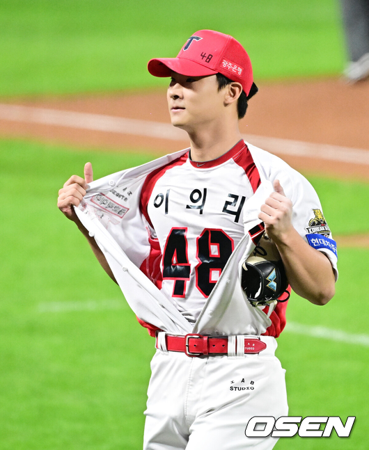 [OSEN=광주, 지형준 기자] 28일 광주 기아챔피언스필드에서 2024 신한 SOL뱅크 KBO 한국시리즈 5차전 KIA 타이거즈와 삼성 라이온즈의 경기가 열렸다.KIA는 양현종, 삼성은 이승현을 선발 투수로 내세웠다.6회초 수비를 마치고 KIA 곽도규가 이의리 유니폼을 보이며 더그아웃으로 향하고 있다. 2024.10.28 / jpnews@osen.co.kr