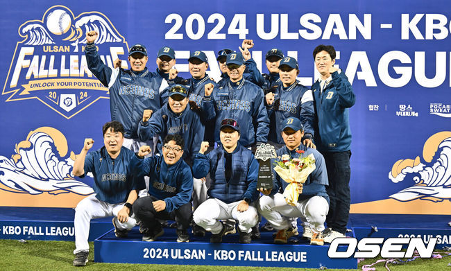 [OSEN=울산, 이석우 기자] 29일 울산 문수야구장에서 2024 울산-KBO Fall League 롯데 자이언츠와 NC 다이노스의 결승 경기가 열렸다. 롯데 자이언츠가 NC 다이노스에 10-2로 승리, 우승을 차지했다. 2024 울산-KBO Fall League 준우승을 차지한 NC 다이노스 공필성 2군 감독과 코치들이 기념촬영을 하고 있다. 2024.10.29 / foto0307@osen.co.kr