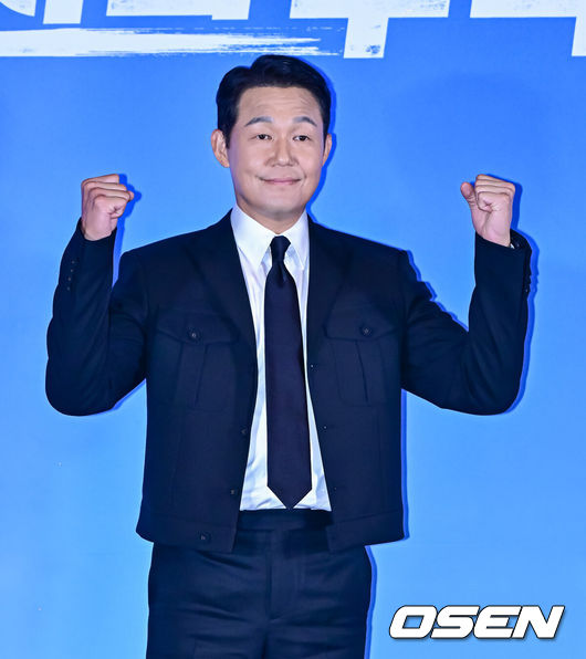 [OSEN=지형준 기자] 13일 오후 서울 CGV 용산 아이파크몰에서 영화 ‘필사의 추격’ 언론시사회가 열렸다.'필사의 추격'(감독 김재훈, 제공배급 TCO㈜더콘텐츠온, 제작 ㈜콘텐츠지·TCO㈜더콘텐츠온)은 상극 중에 상극인 사기꾼과 분노조절장애 형사, 그리고 조직 보스가 각자 다른 이유로 제주에 모이며 펼쳐지는 대환장 추격전을 그린 작품이다. 배우 박성웅이 포토타임을 하고 있다. 2024.08.13 / jpnews@osen.co.kr