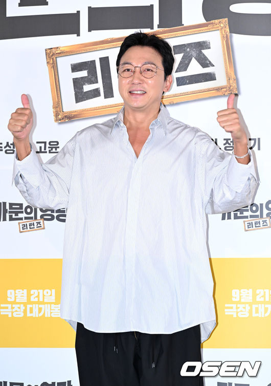 [OSEN=이대선 기자] 19일 서울 CGV 용산아이파크몰에서 영화 ‘가문의 영광: 리턴즈’ 언론시사회가 열렸다.배우 탁재훈이 포토타임을 하고 있다. 2023.09.19 /sunday@osen.co.kr