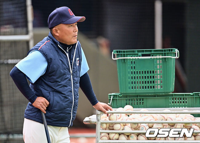 [OSEN=이석우 기자] 롯데와 재계약이 불발된 김평호 코치. 2023.04.18 / foto0307@osen.co.kr