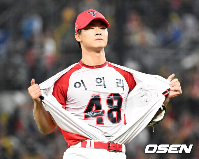 [OSEN=광주, 이대선 기자] 28일 광주 기아챔피언스필드에서 2024 신한 SOL뱅크 KBO 한국시리즈 5차전 KIA 타이거즈와 삼성 라이온즈의 경기가 열렸다.KIA는 양현종, 삼성은 이승현을 선발 투수로 내세웠다.6회초 2사 1루에서 KIA 곽도규가 삼성 이재현을 땅볼로 처리하고 상의를 벗어 이의리의 유니폼을 보여주고 있다. 2024.10.28 / sunday@osen.co.kr