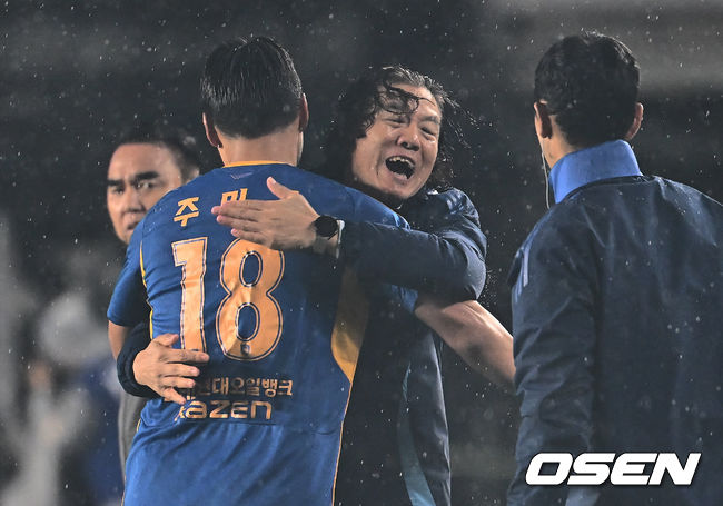 [OSEN=울산, 이석우 기자] 1일 울산 문수축구경기장에서 하나은행 K리그1 2024 울산 HD와 강원FC의 경기가 열렸다.  울산이 승리하면 남은 두 경기 결과와 상관없이 리그 3연패와 함께 구단 통산 5번째 우승을 달성하게 된다.울산 HD 김판곤 감독이 후반 추가골을 성공시킨 주민규와 기쁨을 나누고 있다. 2024.11.01 / foto0307@osen.co.kr