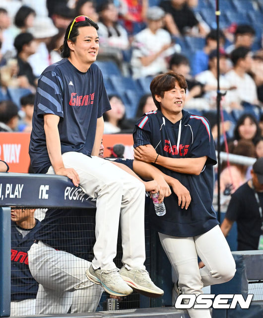 [OSEN=창원, 이석우 기자]  롯데 자이언츠 김원중, 구승민 / foto0307@osen.co.kr