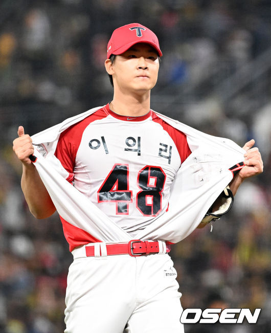 [OSEN=광주, 이대선 기자] 28일 광주 기아챔피언스필드에서 2024 신한 SOL뱅크 KBO 한국시리즈 5차전 KIA 타이거즈와 삼성 라이온즈의 경기가 열렸다.KIA는 양현종, 삼성은 이승현을 선발 투수로 내세웠다.6회초 2사 1루에서 KIA 곽도규가 삼성 이재현을 땅볼로 처리하고 상의를 벗어 이의리의 유니폼을 보여주고 있다. 2024.10.28 / 