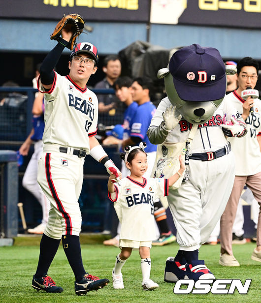 [OSEN=지형준 기자] 한화가 에이스 류현진의 명품 투구를 앞세워 19년 만에 두산 3연전을 독식했다. 프로야구 한화 이글스는 25일 서울 잠실구장에서 열린 2024 신한 SOL뱅크 KBO리그 두산 베어스와의 시즌 15차전에서 3-1로 승리했다. 한화는 주말 3연전을 싹쓸이하며 시즌 56승 2무 60패를 기록했다. 반면 3연패 수렁에 빠진 두산은 62승 2무 60패가 됐다. 두산 허경민이 1,500경기 출장을 기념해 딸 허서우 양과 시구 행사를 하고 있다. 2024.08.25 / jpnews@osen.co.kr