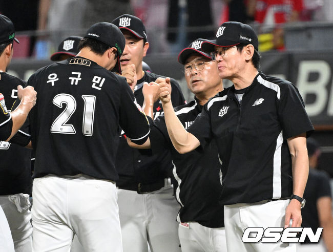[OSEN=이대선 기자] KT 이강철 감독(오른쪽)이 우규민과 승리의 기쁨을 나누고 있다. 2024.08.08 /sunday@osen.co.kr