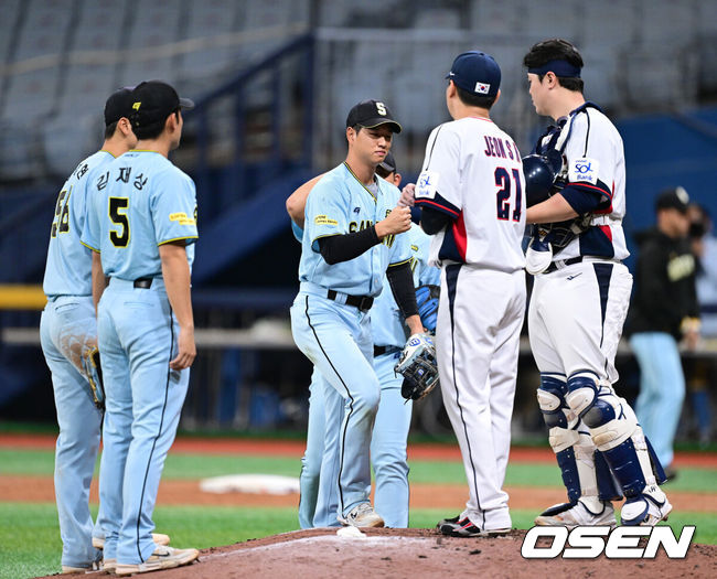 [OSEN=고척, 최규한 기자] 프리미어12를 준비하는 대한민국 야구 대표팀과 상무가 6일 오후 서울 고척스카이돔에서 연습경기를 가졌다. 경기를 마치고 승리한 상무 선수들과 대표팀 선수들이 인사를 나누고 있다. 2024.11.06 / dreamer@osen.co.kr