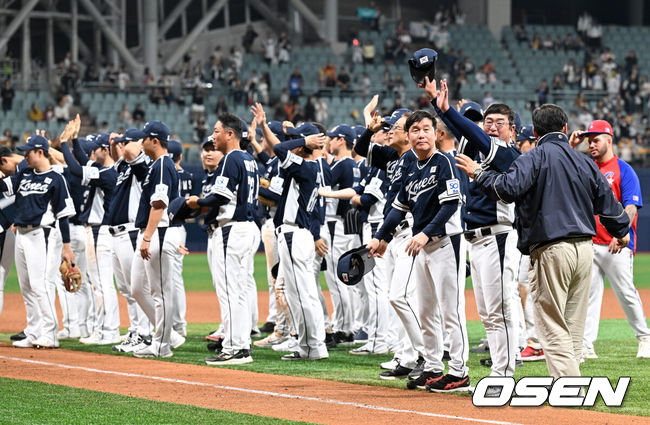 [OSEN=고척, 이대선 기자] 류중일 감독이 이끄는 한국 대표팀이 화끈한 타격전으로 쿠바 대표팀에 2연승을 거뒀다.  프리미어12 대회 출전을 앞둔 한국은 2일 서울 고척 스카이돔에서 열린 '2024 K-베이스볼 시리즈' 쿠바 대표팀과 평가전에서 13-3으로 크게 승리했다. 경기 종료 후 한국 선수단이 관중석을 향해 인사를 하고 있다. 2024.11.02 /sunday@osen.co.kr