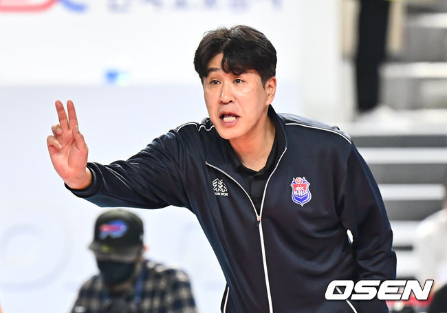 [OSEN=김천, 이석우 기자] 7일 김천실내체육관에서 도드람 2024-2025 V리그 여자부 한국도로공사와 흥국생명의 경기가 열렸다. 개막전 이후 4패를 기록 중인 한국도로공사가 1위 흥국생명을 상대로 첫 승리를 기록할 수 있을지 기대된다.한국도로공사 김종민 감독이 선수들을 독려하고 있다. 2024.11.07 / foto0307@osen.co.kr