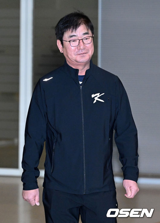 [OSEN=인천공항, 이대선 기자] 류중일 감독이 이끄는 프리미어12 대한민국 야구대표팀이 8일 오전 인천국제공항을 통해 대만으로 출국했다.류중일 감독이 이동하고 있다. 2024.11.08 /sunday@osen.co.kr