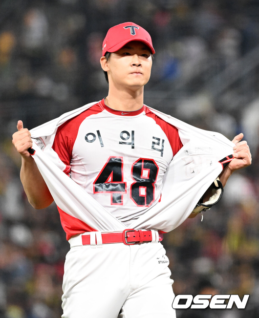 [OSEN=광주, 이대선 기자] 28일 광주 기아챔피언스필드에서 2024 신한 SOL뱅크 KBO 한국시리즈 5차전 KIA 타이거즈와 삼성 라이온즈의 경기가 열렸다.KIA는 양현종, 삼성은 이승현을 선발 투수로 내세웠다.6회초 2사 1루에서 KIA 곽도규가 삼성 이재현을 땅볼로 처리하고 상의를 벗어 이의리의 유니폼을 보여주고 있다. 2024.10.28 / sunday@osen.co.kr