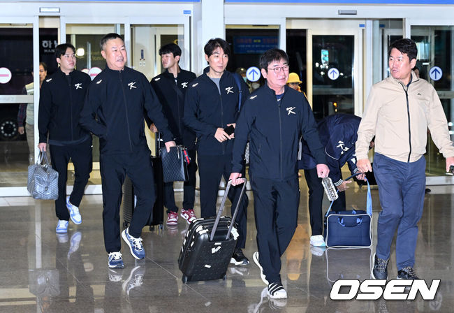 [OSEN=인천공항, 이대선 기자] 류중일 감독이 이끄는 프리미어12 대한민국 야구대표팀이 8일 오전 인천국제공항을 통해 대만으로 출국했다.류중일 감독이 출국장으로 이동하고 있다. 2024.11.08 /sunday@osen.co.kr