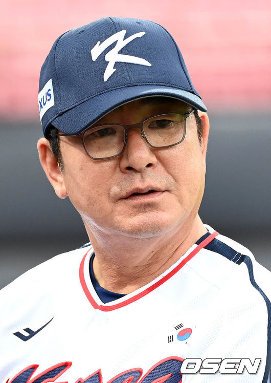 [OSEN=타이베이(대만), 이대선 기자] 10일 오후 대만 타이베이 티엔무야구장에서 2024 WBSC 프리미어12 대회에 앞서 대한민국과 대만 웨이치안 드래곤즈의 연습 경기가 열렸다.2015년 프리미어12 초대 우승을 차지한 대표팀은 3회 대회를 맞아 대만, 쿠바, 일본, 도미니카공화국, 호주와 B조에 편성됐다. 조별예선에서 최소 2위에 올라야 슈퍼라운드가 열리는 일본 도쿄돔으로 향할 수 있으며, 대표팀의 목표는 슈퍼라운드 진출이다.경기에 앞서 류중일 감독이 인터뷰를 하고 있다. 2024.11.10 /sunday@osen.co.kr