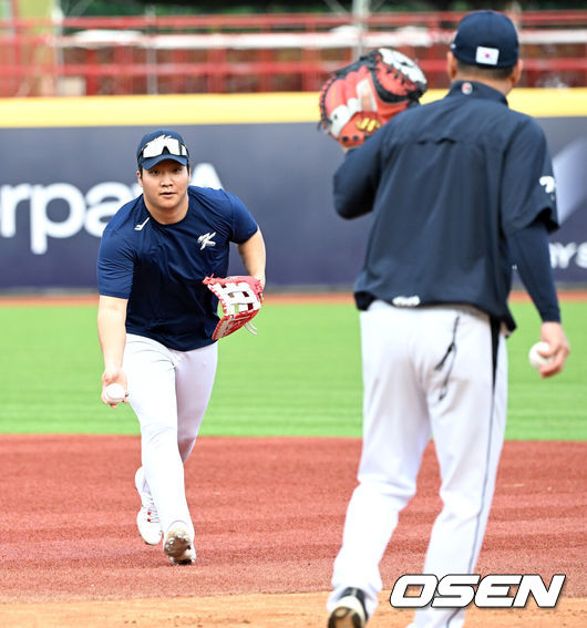 [OSEN=타이베이(대만), 이대선 기자] 류중일 감독이 이끄는 프리미어12 야구대표팀이 9일 오후 대만 티엔무야구장에서 훈련을 진행했다.류중일 감독이 이끄는 야구대표팀은 대만, 쿠바, 일본, 도미니카공화국, 호주와 프리미어12 B조에 편성됐다. 지난 8일 결전지 대만 타이베이에 입성한 류중일호는 9일 훈련, 10일 대만 프로팀과의 연습경기, 12일 훈련으로 현지 분위기를 익힌 뒤 13일 타이베이돔에서 대만과 B조 예선 첫 경기를 치른다.조별예선에서 최소 2위에 올라야 슈퍼라운드가 열리는 일본 도쿄돔으로 향할 수 있으며, 대표팀의 목표는 슈퍼라운드 진출이다.문보경이 수비 훈련을 하고 있다. 2024.11.09 /sunday@osen.co.kr