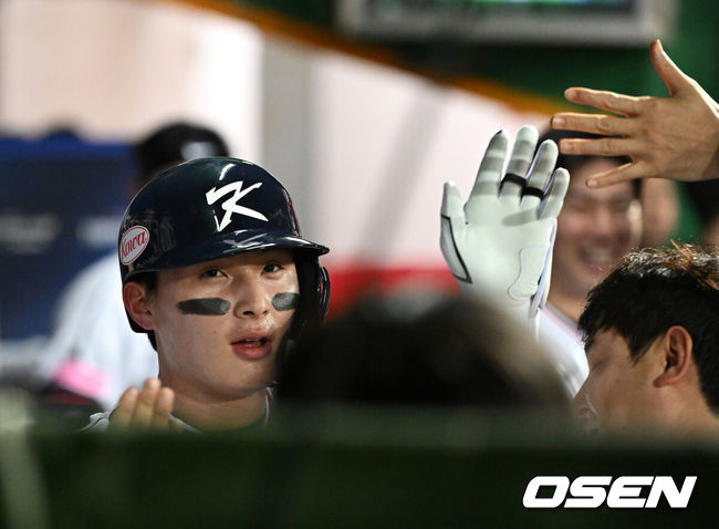 [OSEN=타이베이(대만), 이대선 기자] 10일 오후 대만 타이베이 티엔무야구장에서 2024 WBSC 프리미어12 대회에 앞서 대한민국과 대만 웨이치안 드래곤즈의 연습 경기가 열렸다.2015년 프리미어12 초대 우승을 차지한 대표팀은 3회 대회를 맞아 대만, 쿠바, 일본, 도미니카공화국, 호주와 B조에 편성됐다. 조별예선에서 최소 2위에 올라야 슈퍼라운드가 열리는 일본 도쿄돔으로 향할 수 있으며, 대표팀의 목표는 슈퍼라운드 진출이다.2회말 무사에서 한국 윤동희가 솔로 홈런을 치고 더그아웃에서 동료들의 축하를 받고 있다. 2024.11.10 /