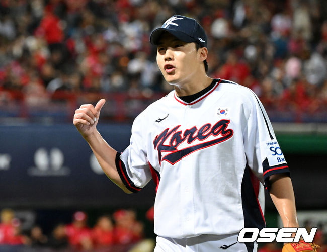 [OSEN=타이베이(대만), 이대선 기자] 10일 오후 대만 타이베이 티엔무야구장에서 2024 WBSC 프리미어12 대회에 앞서 대한민국과 대만 웨이치안 드래곤즈의 연습 경기가 열렸다.2015년 프리미어12 초대 우승을 차지한 대표팀은 3회 대회를 맞아 대만, 쿠바, 일본, 도미니카공화국, 호주와 B조에 편성됐다. 조별예선에서 최소 2위에 올라야 슈퍼라운드가 열리는 일본 도쿄돔으로 향할 수 있으며, 대표팀의 목표는 슈퍼라운드 진출이다.1회초 수비를 마친 한국 임찬규가 더그아웃으로 가며 동료들과 이야기를 하고 있다. 2024.11.10 /sunday@osen.co.kr