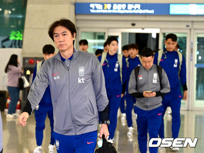 [OSEN=인천공항, 최규한 기자] 한국 축구대표팀이 10일 밤 국제축구연맹(FIFA) 북중미 월드컵 아시아지역 3차 예선 5~6차전을 갖기 위해 인천공항을 통해 출국했다.축구대표팀은 한국시간으로 14일 오후 11시 홍명보호는 쿠웨이트시티의 자베르 알아흐마드 국제경기장에서 쿠웨이트와 맞대결을 치른 뒤 이후 요르단 암만으로 넘어가 19일 오후 11시 암만 국제경기장에서 팔레스타인과 6차전을 갖는다.축구대표팀 홍명보 감독을 비롯한 코칭스태프와 국내파 선수들이 출국장으로 향하고 있다. 2024.11.10 / dreamer@osen.co.kr