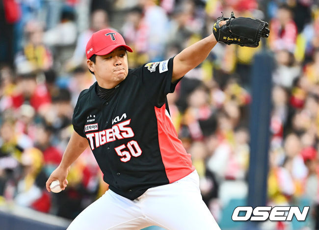 [OSEN=대구, 이석우 기자] 26일 대구 삼성라이온즈파크에서 2024 신한 SOL뱅크 KBO 포스트시즌 한국시리즈 삼성 라이온즈와 KIA 타이거즈의 4차전 경기가 열렸다. 홈팀 삼성은 원태인, 방문팀 KIA는 네일을 선발 투수로 내세웠다.KIA 타이거즈 장현식이 역투하고 있다. 2024.10.26 / foto0307@osen.co.kr