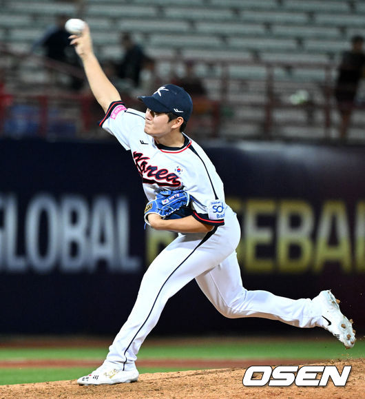 [OSEN=타이베이(대만), 이대선 기자] 10일 오후 대만 타이베이 티엔무야구장에서 2024 WBSC 프리미어12 대회에 앞서 대한민국과 대만 웨이치안 드래곤즈의 연습 경기가 열렸다.2015년 프리미어12 초대 우승을 차지한 대표팀은 3회 대회를 맞아 대만, 쿠바, 일본, 도미니카공화국, 호주와 B조에 편성됐다. 조별예선에서 최소 2위에 올라야 슈퍼라운드가 열리는 일본 도쿄돔으로 향할 수 있으며, 대표팀의 목표는 슈퍼라운드 진출이다.8회초 한국 김택연이 역투하고 있다. 2024.11.10 /sunday@osen.co.kr