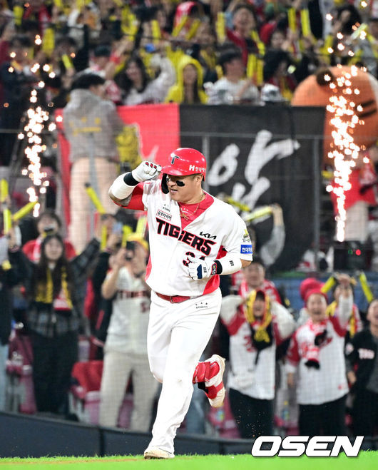 [OSEN=광주, 최규한 기자] 28일 광주 기아챔피언스필드에서 ‘2024 신한 SOL뱅크 KBO 한국시리즈’ 5차전 KIA 타이거즈와 삼성 라이온즈의 경기가 열렸다.KIA는 양현종, 삼성은 이승현를 선발 투수로 내세웠다.5회말 무사 선두타자로 나선 KIA 최형우가 추격의 우월 솔로포를 날리고 그라운드를 돌며 기뻐하고 있다. 2024.10.28 / dreamer@osen.co.kr