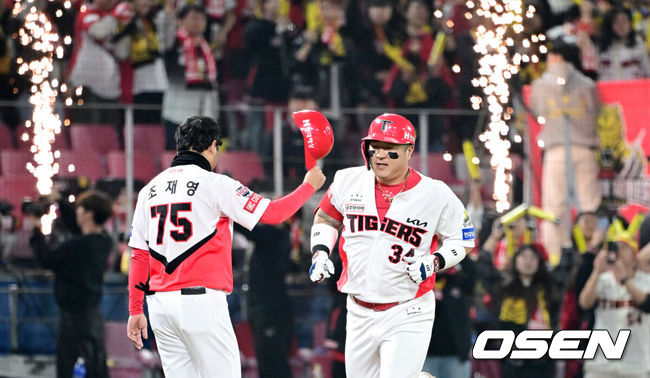 [OSEN=광주, 최규한 기자] 28일 광주 기아챔피언스필드에서 ‘2024 신한 SOL뱅크 KBO 한국시리즈’ 5차전 KIA 타이거즈와 삼성 라이온즈의 경기가 열렸다.KIA는 양현종, 삼성은 이승현를 선발 투수로 내세웠다.5회말 무사 선두타자로 나선 KIA 최형우가 추격의 우월 솔로포를 날리고 그라운드를 돌며 조재영 코치와 인사를 나누고 있다. 2024.10.28 / dreamer@osen.co.kr