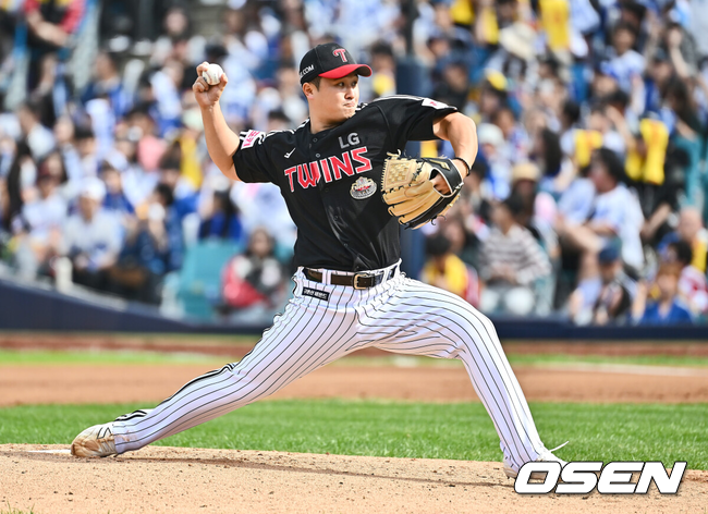 [OSEN=대구, 이석우 기자] 13일 대구 삼성라이온즈파크에서 2024 신한 SOL뱅크 KBO 포스트시즌 플레이오프 삼성 라이온즈와 LG 트윈스의 1차전 경기가 열렸다.홈팀 삼성은 레예스를 선발로, 방문팀 LG는 최원태를 선발로 투입했다.LG 트윈스 선발투수 최원태가 역투하고 있다. 2024.10.13 / foto0307@osen.co.kr