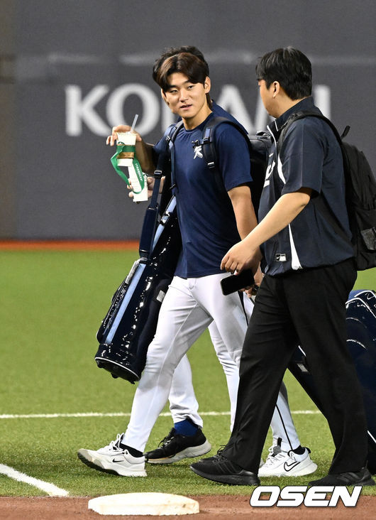 [OSEN=타이베이(대만), 이대선 기자] 류중일 감독이 이끄는 한국 야구대표팀이 12일 오후 대만 타이베이돔에서 공식 훈련을 했다.슈퍼라운드 진출을 위해 반드시 승리해야 할 대만과의 13일 조별리그 첫 경기는 우리시간으로 오후 7시 30분 타이베이돔에서 열린다.김도영이 경기장으로 들어가며 관계자와 이야기를 나누고 있다. 2024.11.12 /sunday@osen.co.kr