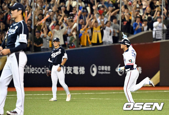 [OSEN=타이베이(대만), 이대선 기자] 13일 오후 대만 타이베이돔에서 세계야구소프트볼연맹(WBSC) 프리미어12 2024 B조 1차전 대한민국과 대만의 경기가 열렸다.대한민국은 1차전 선발투수로 고영표, 대만은 린위민을 내세웠다.2회말 2사 만루 대만 천천웨이가 한국 고영표를 상대로 만루홈런을 날린 뒤 그라운드를 돌고 있다. 2024.11.13 /sunday@osen.co.kr