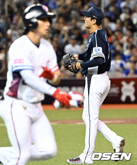 [OSEN=타이베이(대만), 이대선 기자] 13일 오후 대만 타이베이돔에서 세계야구소프트볼연맹(WBSC) 프리미어12 2024 B조 1차전 대한민국과 대만의 경기가 열렸다.대한민국은 1차전 선발투수로 고영표, 대만은 린위민을 내세웠다.1회말 2사 한국 선발 고영표가 대만 천제슈엔에게 볼넷을 허용하며 아쉬워하고 있다. 2024.11.13 /sunday@osen.co.kr