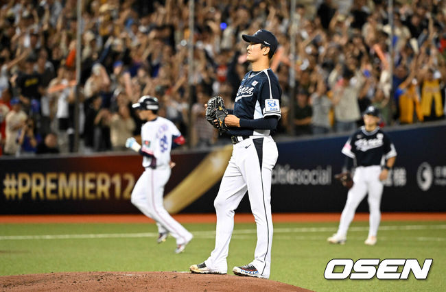 [OSEN=타이베이(대만), 이대선 기자] 13일 오후 대만 타이베이돔에서 세계야구소프트볼연맹(WBSC) 프리미어12 2024 B조 1차전 대한민국과 대만의 경기가 열렸다.대한민국은 1차전 선발투수로 고영표, 대만은 린위민을 내세웠다.2회말 2사 만루 대만 천천웨이가 한국 고영표를 상대로 만루홈런을 날린 뒤 그라운드를 돌고 있다. 아쉬워하는 고영표. 2024.11.13 /