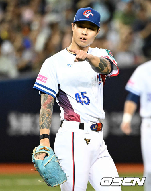 [OSEN=타이베이(대만), 이대선 기자] 13일 오후 대만 타이베이돔에서 세계야구소프트볼연맹(WBSC) 프리미어12 2024 B조 1차전 대한민국과 대만의 경기가 열렸다.대한민국은 1차전 선발투수로 고영표, 대만은 린위민을 내세웠다.2회초 무사 1루 대만 선발 린위민이 한국 박동원에게 병살타를 이끌어낸 뒤 야수진을 향해 고마움을 표하고 있다. 2024.11.13 /sunday@osen.co.kr