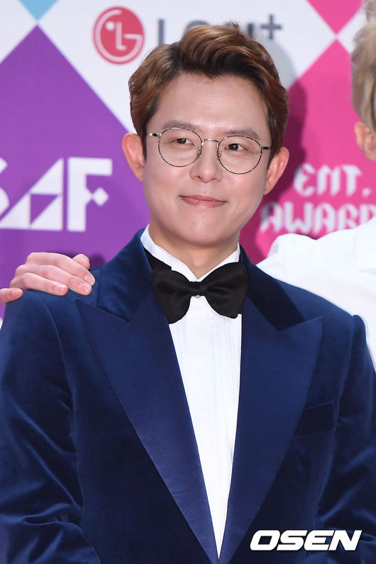 [OSEN=곽영래 기자] 25일 오후 서울 마포구 상암동 SBS 프리즘타워에서 진행된 SBS 연예대상에서 토니안이 포토타임을 갖고 있다. / youngrae@osen.co.kr