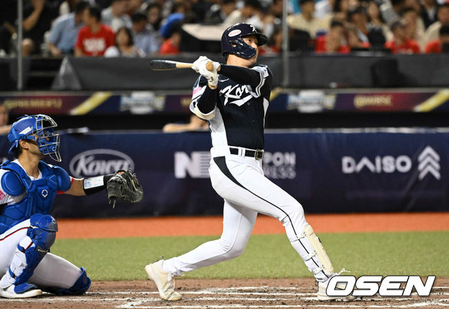 [OSEN=타이베이(대만), 이대선 기자] 13일 오후 대만 타이베이돔에서 세계야구소프트볼연맹(WBSC) 프리미어12 2024 B조 1차전 대한민국과 대만의 경기가 열렸다.대한민국은 1차전 선발투수로 고영표, 대만은 린위민을 내세웠다.7회초 1사 한국 나승엽이 솔로 홈런을 날리고 있다. 2024.11.13 /sunday@osen.co.kr