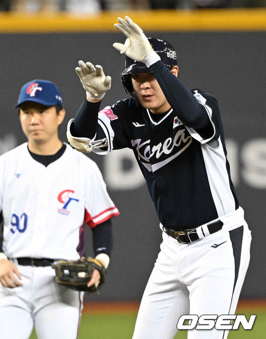 [OSEN=타이베이(대만), 이대선 기자] 13일 오후 대만 타이베이돔에서 세계야구소프트볼연맹(WBSC) 프리미어12 2024 B조 1차전 대한민국과 대만의 경기가 열렸다.대한민국은 1차전 선발투수로 고영표, 대만은 린위민을 내세웠다.7회초 1사 한국 나승엽이 솔로 홈런을 날린 뒤 2루에서 세리머니를 하고 있다. 원심은 2루타였으나 비디오판독 결과 홈런으로 번복. 2024.11.13 /sunday@osen.co.kr