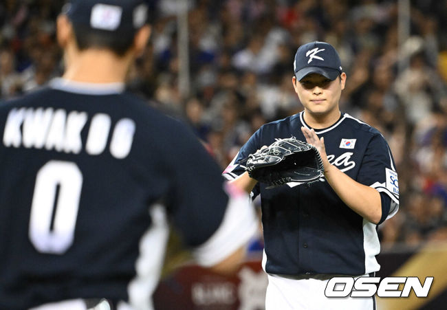 [OSEN=타이베이(대만), 이대선 기자] 13일 오후 대만 타이베이돔에서 세계야구소프트볼연맹(WBSC) 프리미어12 2024 B조 1차전 대한민국과 대만의 경기가 열렸다.대한민국은 1차전 선발투수로 고영표, 대만은 린위민을 내세웠다.5회말 2사 1루 한국 최지민이 곽도규와 교체되고 있다. 2024.11.13 /sunday@osen.co.kr