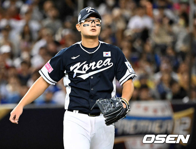 [OSEN=타이베이(대만), 이대선 기자] 13일 오후 대만 타이베이돔에서 세계야구소프트볼연맹(WBSC) 프리미어12 2024 B조 1차전 대한민국과 대만의 경기가 열렸다.대한민국은 1차전 선발투수로 고영표, 대만은 린위민을 내세웠다.6회말 무실점으로 이닝을 마친 한국 김서현이 더그아웃으로 향하고 있다. 2024.11.13 /sunday@osen.co.kr