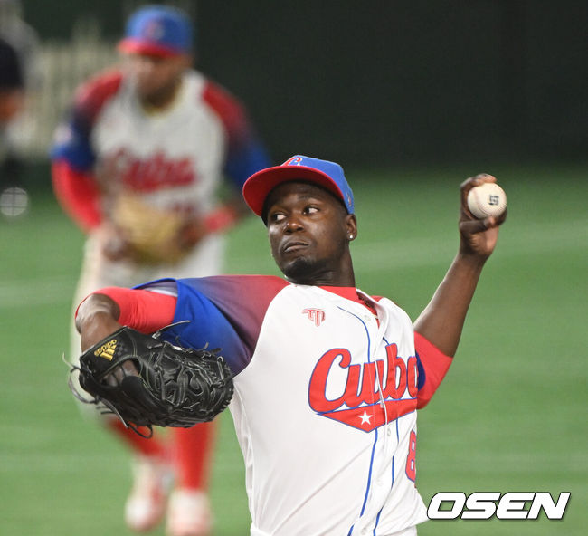 [OSEN=도쿄, 손용호 기자] 15일 도쿄 도쿄돔에서 2023 WBC(월드베이스볼클래식) 8강전 쿠바와 호주의 경기가 벌어졌다.8회초 마운드에 오른 쿠바 모이넬로가 투구하고 있다.2023.03.15/spjj@osen.co.kr