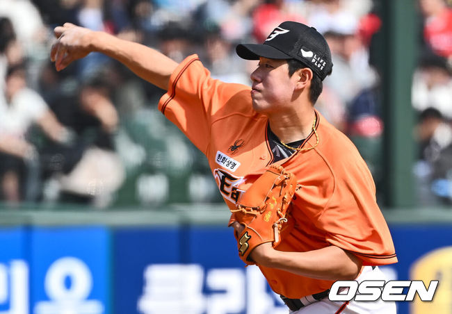 [OSEN=부산, 이석우 기자] 16일 부산 사직구장에서 2024 신한 SOL 뱅크 KBO 리그 롯데 자이언츠와 한화 이글스의 경기가 열렸다. 한화 이글스 한승주가 역투하고 있다. 2024.03.16 / foto0307@osen.co.kr