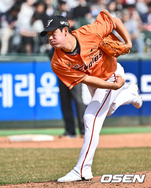 [OSEN=부산, 이석우 기자] 16일 부산 사직구장에서 2024 신한 SOL 뱅크 KBO 리그 롯데 자이언츠와 한화 이글스의 경기가 열렸다. 한화 이글스 한승주가 역투하고 있다. 2024.03.16 / foto0307@osen.co.kr