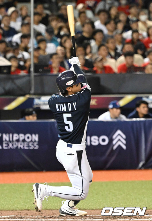 [OSEN=타이베이(대만), 이대선 기자] 13일 오후 대만 타이베이돔에서 세계야구소프트볼연맹(WBSC) 프리미어12 2024 B조 1차전 대한민국과 대만의 경기가 열렸다.대한민국은 1차전 선발투수로 고영표, 대만은 린위민을 내세웠다.4회초 1사 2루 한국 김도영이 좌익선상으로 향하는 추격의 1타점 적시 2루타를 날리고 있다. 2024.11.13 /sunday@osen.co.kr