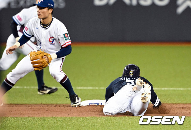 [OSEN=타이베이(대만), 이대선 기자] 13일 오후 대만 타이베이돔에서 세계야구소프트볼연맹(WBSC) 프리미어12 2024 B조 1차전 대한민국과 대만의 경기가 열렸다.대한민국은 1차전 선발투수로 고영표, 대만은 린위민을 내세웠다.6회초 1사 1루 한국 김도영이 2루 도루에 성공하고 있다. 2024.11.13 /sunday@osen.co.kr