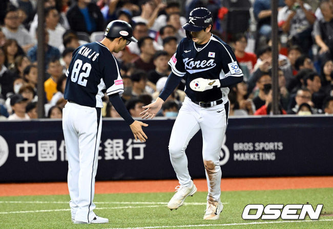 [OSEN=타이베이(대만), 이대선 기자] 13일 오후 대만 타이베이돔에서 세계야구소프트볼연맹(WBSC) 프리미어12 2024 B조 1차전 대한민국과 대만의 경기가 열렸다.대한민국은 1차전 선발투수로 고영표, 대만은 린위민을 내세웠다.7회초 1사 한국 나승엽이 솔로 홈런을 날린 뒤 베이스를 돌고 있다. 원심은 2루타였으나 비디오판독 결과 홈런으로 번복. 2024.11.13 /sunday@osen.co.kr