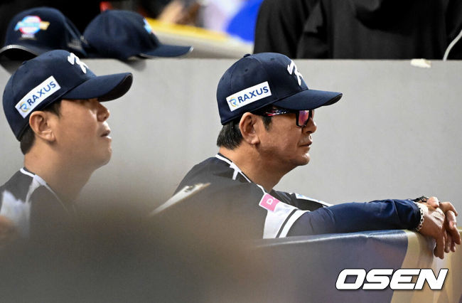 [OSEN=타이베이(대만), 이대선 기자] 13일 오후 대만 타이베이돔에서 세계야구소프트볼연맹(WBSC) 프리미어12 2024 B조 1차전 대한민국과 대만의 경기가 열렸다.대한민국은 1차전 선발투수로 고영표, 대만은 린위민을 내세웠다.한국 류중일 감독이 경기를 지켜보고 있다. 2024.11.13 /sunday@osen.co.kr