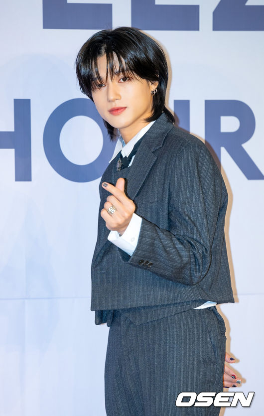 [OSEN=민경훈 기자] 14일 오후 서울 송파구 롯데호텔 월드 사파이어볼룸에서  에이티즈(ATEEZ) 미니 11집 '골든 아워 : 파트 2(GOLDEN HOUR : Part.2)’발매 기념 기자간담회가 열렸다.이번 앨범 속 6곡 중 5곡의 작사 크레딧에 멤버 홍중과 민기가 이름을 올린 앨범인 만큼, 에이티즈만의 아이덴티티로 글로벌 리스너들을 매료시킬 것으로 보인다.에이티즈 우영이 포토타임을 갖고 있다. 2024.11.14 / rumi@osen.co.kr