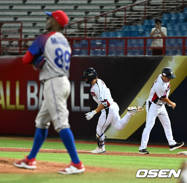 [OSEN=타이베이(대만), 이대선 기자] 14일 오후 대만 타이베이 티엔무야구장에서 세계야구소프트볼연맹(WBSC) 프리미어12 2024 B조 2차전 대한민국과 쿠바의 경기가 열렸다.대한민국은 2차전 선발투수로 곽빈, 쿠바는 리반 모이넬로를 내세웠다.2회말 2사 만루에서 대한민국 김도영이 만루홈런을 날리며 기뻐하고 있다. 2024.11.14 /