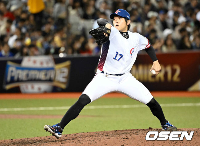 [OSEN=타이베이(대만), 이대선 기자] 13일 오후 대만 타이베이돔에서 세계야구소프트볼연맹(WBSC) 프리미어12 2024 B조 1차전 대한민국과 대만의 경기가 열렸다.대한민국은 1차전 선발투수로 고영표, 대만은 린위민을 내세웠다.8회초 대만 천관위가 역투하고 있다. 2024.11.13 /sunday@osen.co.kr