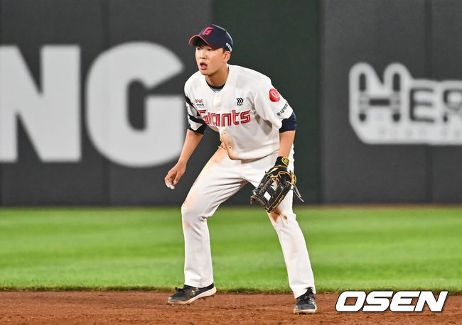 [OSEN=부산, 이석우 기자] 5일 부산 사직야구장에서 2024 신한 SOL 뱅크 KBO 리그 롯데 자이언츠와 KT 위즈의 경기가 열렸다. 홈팀 롯데는 정현수가 선발 출전하고 KT는 조이현이 선발 출전했다.롯데 자이언츠 이호준이 7회초 유격수로 출전해 수비를 하고 있다. 2024.09.05 / foto0307@osen.co.kr