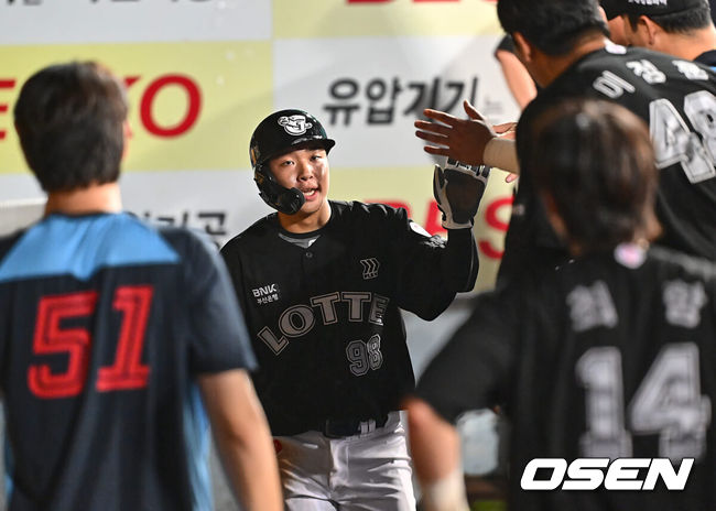 [OSEN=대구, 이석우 기자] 19일 대구삼성라이온즈파크에서 2024 신한 SOL 뱅크 KBO 리그 삼성 라이온즈와 롯데 자이언츠의 경기가 열렸다. 홈팀 삼성은 백정현이 방문팀 롯데는 김진욱이 선발 출전했다. 롯데 자이언츠 이호준이 7회초 1사 2루 윤동희의 중견수 뒤 1타점 2루타 때 득점을 올리고 하이파이브를 하고 있다. 2024.07.19 / foto0307@osen.co.kr